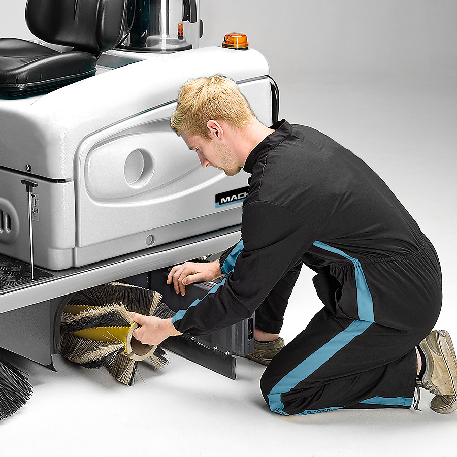 MACH 3 PRO RIDE-ON SWEEPER EQUIPPED WITH FLOATING MAIN BRUSH